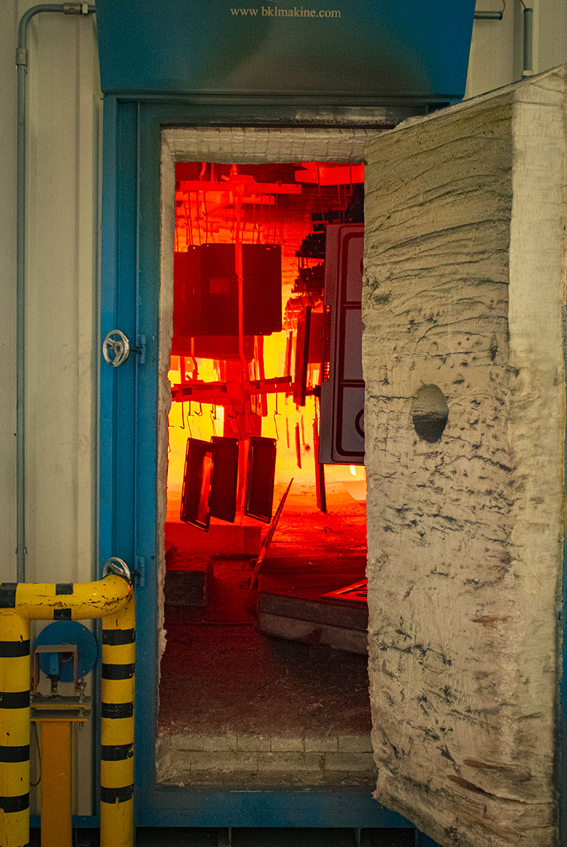 COTTURA-1-SMALTERIE-VICENTINE Smaltatura metalli il forno che porta gradualmente i metalli smaltati alla temperatura di 840°C