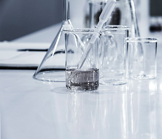 PIANO-ASETTICO Smaltatura Piani di Lavoro e Superfici per Laboratori: dettaglio di alcune provette e alludelle su un tavolo bianco