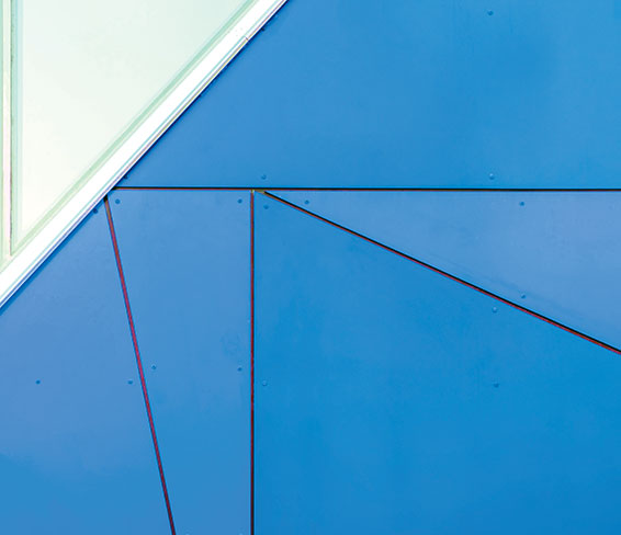 1-ARCHIETTURA Smaltatura di elementi architettonici: particolare di un pannello azzurro smaltato